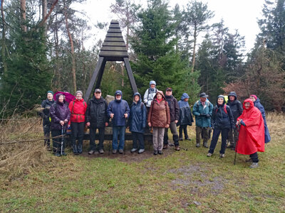 Gruppenbild im Regen  (Bild vergr&ouml;&szlig;ern)