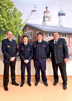 Neu gew&auml;hlte Jugendfeuerwehrf&uuml;hrung, v.l. Axel Hei&szlig;wolf, Abteilungskommandant EA Giengen, Jugendwart Enrico Geraci, Stv. Jugendwart Matthias Bosch, Kommandant J&uuml;rgen Vogt  (Bild vergr&ouml;&szlig;ern)