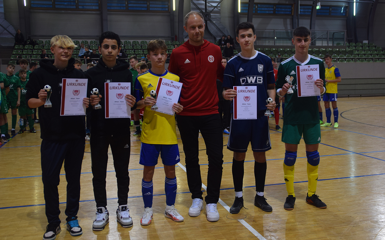 Bild: Das All-Star-Team: Maurice, Jad, Draven, Tomke und Paul mit Verbandstrainer Sebastian König.