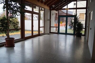Eingangsbereich Halle  (Bild vergr&ouml;&szlig;ern)