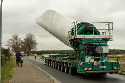 Foto des Albums: Transport eines Rotorblattes für eine Windkraftanlage durch Holzhausen (06.02.2023)