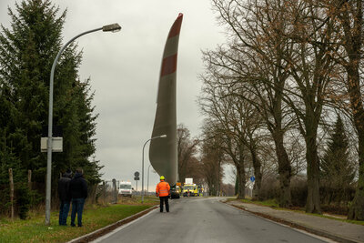 Foto des Albums: Transport eines Rotorblattes für eine Windkraftanlage durch Holzhausen (06.02.2023)
