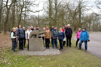 Rad-Wandergruppe im Tiergarten  (Bild vergr&ouml;&szlig;ern)