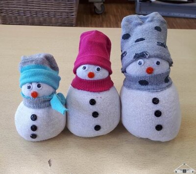 Basteln mit ausrangierten Socken in der Notbetreuung  (Bild vergr&ouml;&szlig;ern)