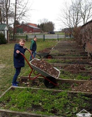Der wird nun eifrig im Schulgarten, im Gr&uuml;nen Klassenzimmer und &uuml;berall, wo er gebraucht wird, verteilt.  (Bild vergr&ouml;&szlig;ern)