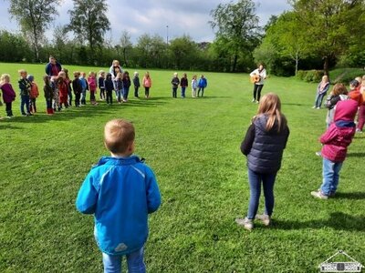Nachdem die Wackelz&auml;hne alle wieder in der Kita waren, trafen sich die Erstkl&auml;ssler und sie zu einem ersten Kennenlernen auf dem Sportplatz. Alle stellten sich vor und wir sangen gemeinsam. Auch kleine Geschenke wurden ausgetauscht.  (Bild vergr&ouml;&szlig;ern)
