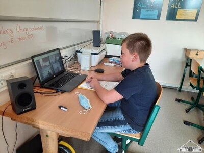 Alle Kinder der Klassen 3 und 4 nahmen am Plattd&uuml;&uuml;tschen L&auml;&auml;swettstriet teil.  (Bild vergr&ouml;&szlig;ern)