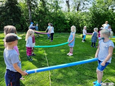 Endlich trafen sich die Wackelz&auml;hne der Kita mit ihren zuk&uuml;nftigen Mitsch&uuml;lerInnen zu einem gemeinsamen Kennenlernen auf dem Sportplatz.  (Bild vergr&ouml;&szlig;ern)
