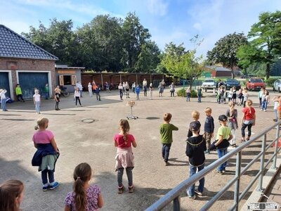 Das neue Schuljahr begr&uuml;&szlig;ten alle Sch&uuml;lerinnen und Sch&uuml;ler an unserer Schule freudig gemeinsam in einem Forum drau&szlig;en auf dem Schulhof.  (Bild vergr&ouml;&szlig;ern)