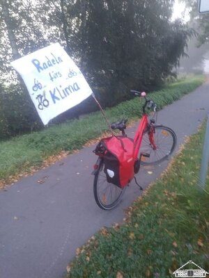 Ein Teil unserer Sch&uuml;ler radelte jeden Morgen mit Fahnen und in der Gruppe zur Schule. Die frisch gew&auml;hlten Umweltkids hatten dazu Flaggen bemalt und beschrieben.  (Bild vergr&ouml;&szlig;ern)
