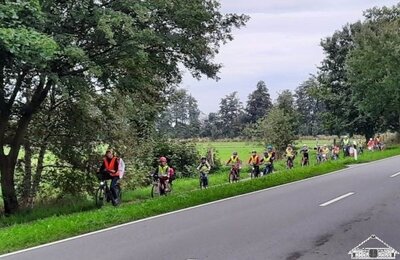 Eine ganze Woche wurde die Radlergruppe immer gr&ouml;&szlig;er und es gesellten sich auf dem Weg zur Schule immer mehr Kinder und sogar Eltern hinzu.  (Bild vergr&ouml;&szlig;ern)