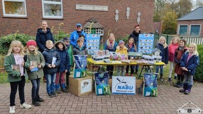 Vom NABU erhielt unsere Schule eine gro&szlig;z&uuml;gige Spende an Vogelfutter und Futterpl&auml;tzen. Nun kann der Winter kommen.  (Bild vergr&ouml;&szlig;ern)