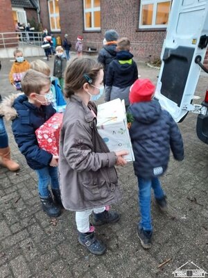 Wie jedes Jahr packten die Kindern und Eltern Weihnachtsp&auml;ckchen, die der Round Table an Kinder in &auml;rmeren L&auml;ndern verteilt.  (Bild vergr&ouml;&szlig;ern)