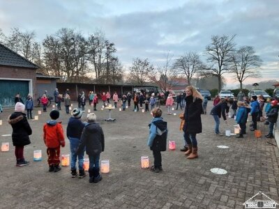 Unser Adventssingen jeden Montag fand wieder drau&szlig;en auf dem Schulhof statt.  (Bild vergr&ouml;&szlig;ern)