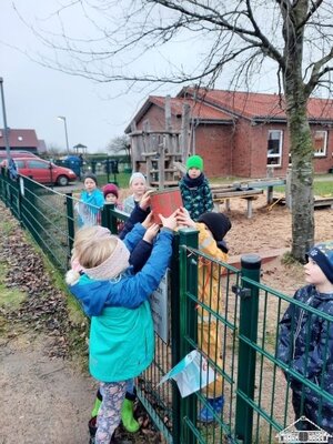 Die Erstkl&auml;ssler besuchten die Wackelz&auml;hne der Kita am Gartenzaun und brachten selbst gebackene Pl&auml;tzchen mit. Gemeinsam wurden ein paar Weihnachtslieder gesungen.  (Bild vergr&ouml;&szlig;ern)