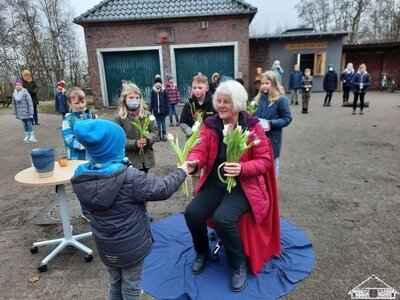 Die Kinder besangen sie und hatten auch ein plattdeutsches Gedicht einge&uuml;bt. Neben Blumen gab es einen superlangen, bunten, fingergestrickten Schal f&uuml;r sie. Am Nachmittag wurde sie vom Kollegium in einer kleinen Feierrunde verabschiedet.  (Bild vergr&ouml;&szlig;ern)