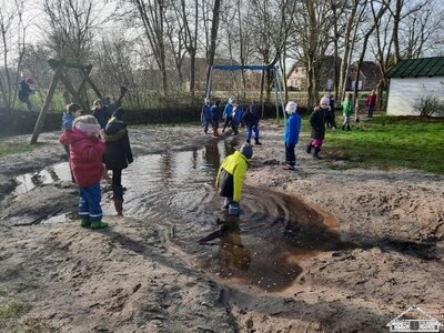 Der viele Regen zauberte zur Freude der Kinder herrliche Seenlandschaften auf unserem Schulgel&auml;nde.  (Bild vergr&ouml;&szlig;ern)