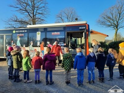 Regelm&auml;&szlig;ig absolvieren alle Kinder der Schule die Busschule.  (Bild vergr&ouml;&szlig;ern)