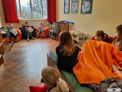 Die Drittkl&auml;ssler lesen den beiden E-Stufenklassen M&auml;rchen vor.  (Bild vergr&ouml;&szlig;ern)