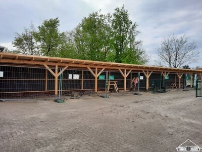 Hurra! Wir haben einen neuen Fahrradunterstand bekommen! In den Osterferien wurde flei&szlig;ig daran gearbeitet.  (Bild vergr&ouml;&szlig;ern)