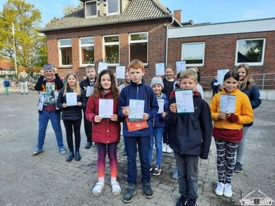 Hier sind die diesj&auml;hrigen Teilnehmer und die drei Sieger des K&auml;nguru-Wettbewerbes zu sehen.  (Bild vergr&ouml;&szlig;ern)