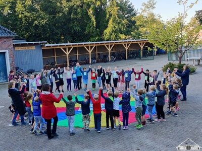 Unser Friedens-Sponsorenauf: Mit einem Warmup ging es los und dann waren die Kinder nicht mehr zu halten. Insgesamt 896 Runden wurden gelaufen. Daf&uuml;r sammelten die Kinder Spenden in H&ouml;he von 2446 &euro;.  (Bild vergr&ouml;&szlig;ern)