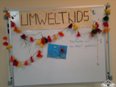 Ideen werden gesammelt, wie man mit Verpackungsmaterial basteln kann.  Die bunte Girlande wurde zum Beispiel aus Gem&uuml;senetzen gebastelt.  (Bild vergr&ouml;&szlig;ern)