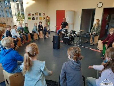 Zwei Tage lang durften alle Kinder bei einem Trommelworkshop an unserer Schule ausprobieren und hatten viel Spa&szlig; dabei.  (Bild vergr&ouml;&szlig;ern)