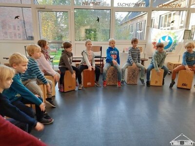 Zwei Tage lang durften alle Kinder bei einem Trommelworkshop an unserer Schule ausprobieren und hatten viel Spa&szlig; dabei.  (Bild vergr&ouml;&szlig;ern)