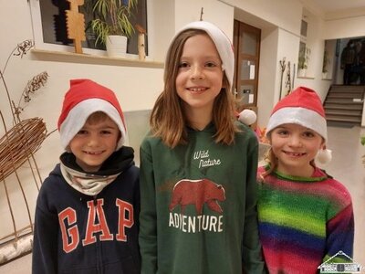Ziemlich oft sieht man in den letzten Wochen Weihnachtswichtel auf unseren Fluren.  (Bild vergr&ouml;&szlig;ern)