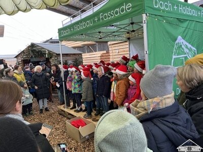 Unser Auftritt mit plattdeutschen und deutschen Liedern auf dem Weihnachtsmarkt der Firma Thorm&auml;hlen.  (Bild vergr&ouml;&szlig;ern)