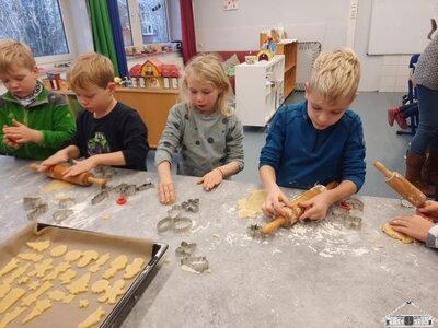 "In der Weihnachtsb&auml;ckerei" - in allen Klassen wird  eifrig gebacken und genascht.  (Bild vergr&ouml;&szlig;ern)