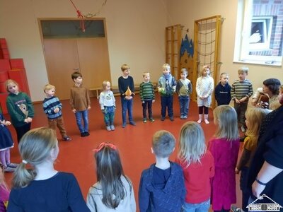 Die Erstkl&auml;ssler besuchten zum ersten Mal in diesem Schuljahr die Wackelz&auml;hne der Kita, welche ja auch die zuk&uuml;nftigen Mitsch&uuml;ler und Mitsch&uuml;lerinnen werden.  (Bild vergr&ouml;&szlig;ern)