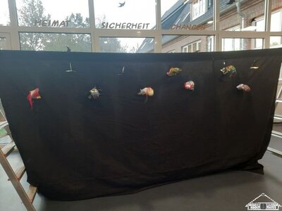Socken-Theater im mont&auml;glichen Forum  Die Sockenfiguren wurden im Textilunterricht gestaltet.  (Bild vergr&ouml;&szlig;ern)