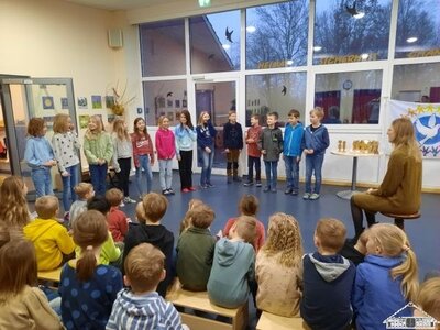 Am Ende des ersten Schulhalbjahres verabschiedeten wir unsere nun ehemalige Referentin Frau Gerdes, die im zweiten Schulhalbjahr ihre erste Stelle als fertige Lehrerin antreten wird.  (Bild vergr&ouml;&szlig;ern)