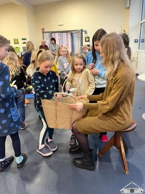 Viele Kinder waren dar&uuml;ber traurig und beschenkten sie mit einem Verabschiedungsprogramm sowie kleinen gebastelten Geschenken.  (Bild vergr&ouml;&szlig;ern)
