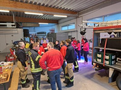Treffen und St&auml;rkung vor dem Zug  (Bild vergr&ouml;&szlig;ern)