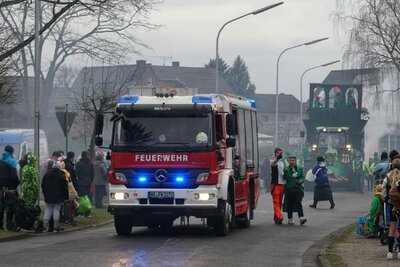 Der Zoch k&uuml;tt... das LF10 besetzt mit Kempener Kr&auml;ften rollt vorneweg  (Bild vergr&ouml;&szlig;ern)