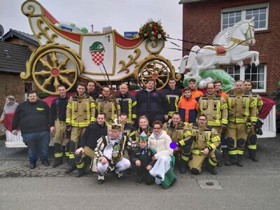 Gruppenfoto am Rosenmontag in Kempen mit dem Prinzenpaar der Kemper Gr&ouml;ne  (Bild vergr&ouml;&szlig;ern)