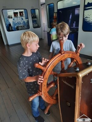 Schifffahrtsmuseum und Lissi_1  (Bild vergr&ouml;&szlig;ern)