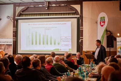 Voller Saal in D&uuml;nsche 