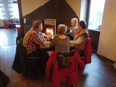 Gem&uuml;tlich am Kaminofen  (Bild vergr&ouml;&szlig;ern)