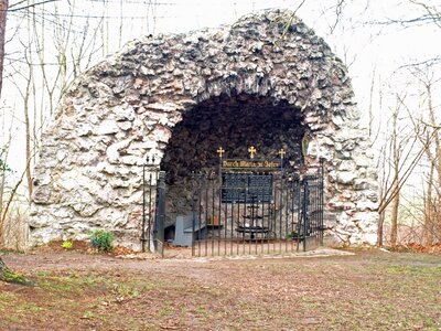 Lourdesgrotte  (Bild vergr&ouml;&szlig;ern)