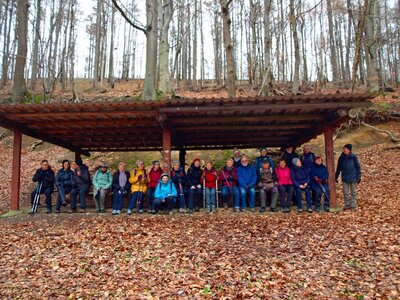 Gruppembild mit Unterstand  (Bild vergr&ouml;&szlig;ern)