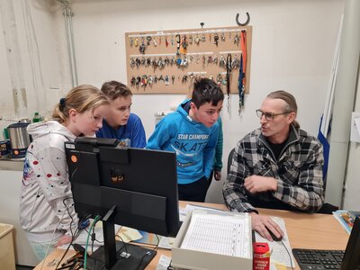Der Hausmeister, Herr Kropp erkl&auml;rt den Sch&uuml;lerinnen und Sch&uuml;lern die Temperatureinstellung am PC. 