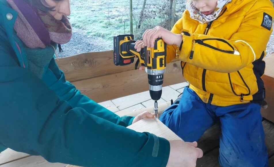 Bild: Die Kinder arbeiten eifrig mit.