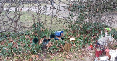 Achtlos hinterlassene Dinge sammeln sich an verschiedensten Stellen auf dem Friedhof und verschandeln das Bild. 