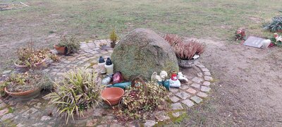 Achtlos hinterlassene Dinge sammeln sich an verschiedensten Stellen auf dem Friedhof und verschandeln das Bild. 