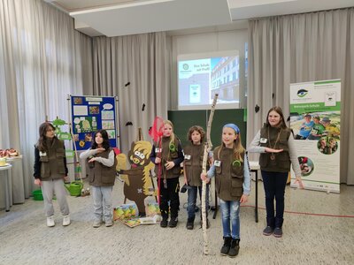 Sch&uuml;ler der Klasse 3b beim Vortragen ihres Naturparkgedichts.  (Bild vergr&ouml;&szlig;ern)