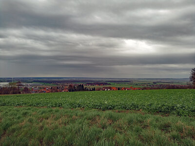 Fernsicht von der Bantorfer H&ouml;hhe etwas betr&uuml;bt.  (Bild vergr&ouml;&szlig;ern)